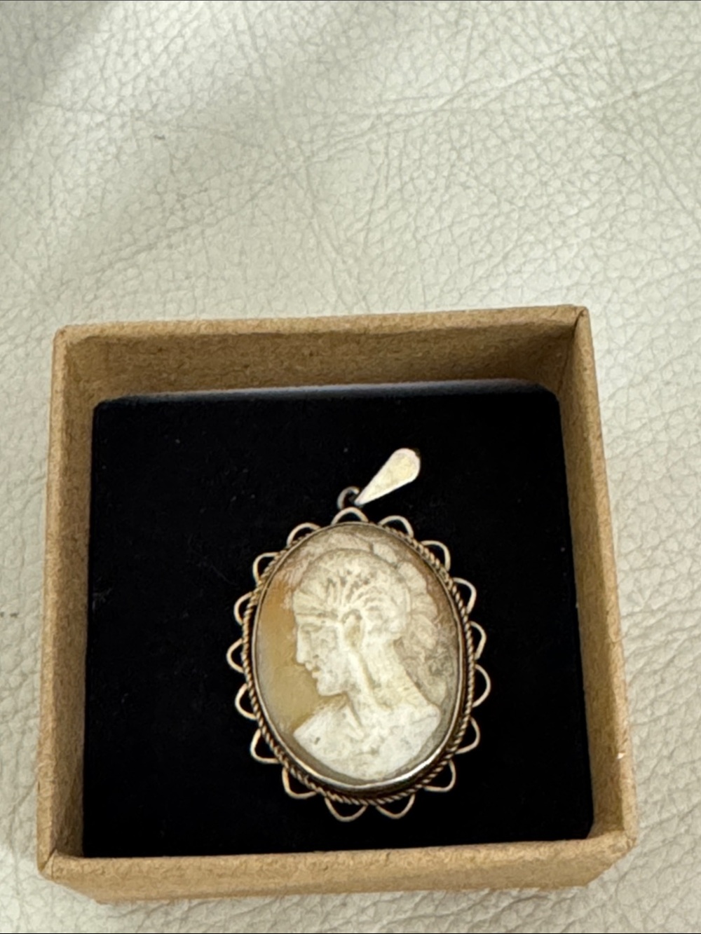 Vintage-style Cameo Pendant in Cream and Sterling silver. - Picture 1 of 4